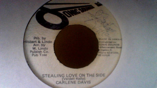 Carlene Davis : Stealing Love On The Side (7")